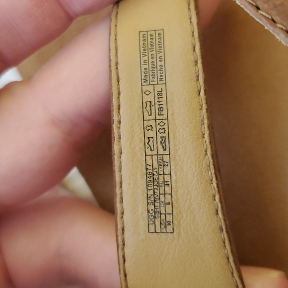 Ugg Leather Flip Flops - Picture 8 of 8